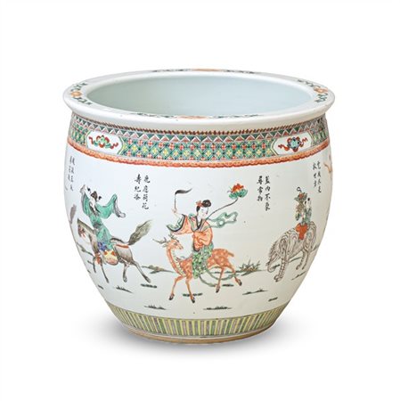 Cachepot in porcellana dipinto in policromia con figure, animali fantastici e p