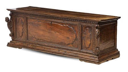 Antica cassapanca in noce con fronte tripartito e decorato da rilievi sagomati,