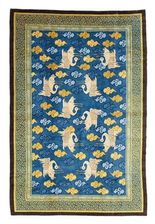 Tappeto Nepal, recente manifattura. Decoro all over con gru e nuvole su fondo a