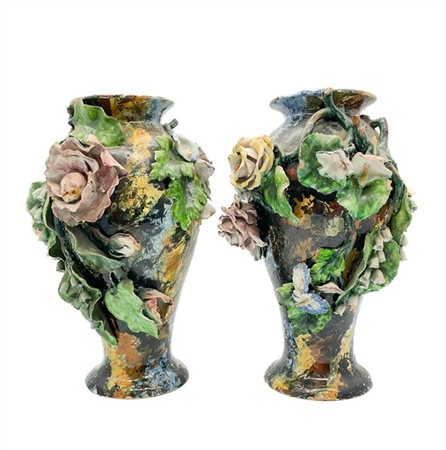 Coppia di vasi in ceramica policroma con fronte decorato da applicazioni florea