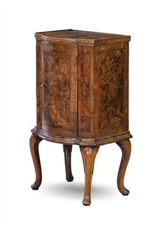 Comodino lastronato in noce con specchiature in radica, fronte mosso ad uno spo