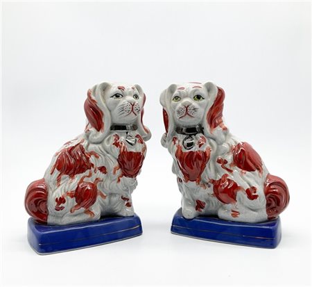 Manifattura inglese, secolo XIX-XX, probabilmente Staffordshire. Coppia di figu