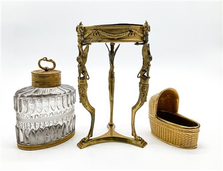 Lotto composto da un'alzatina tripode in bronzo dorato con sostegni a sfinge al