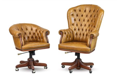 Due poltrone girevoli con struttura in legno imbottite e rivestite in simil pel