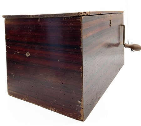 Organetto a manovella ad ance in cassetta di legno. Metà XIX secolo (cm 55x27x3