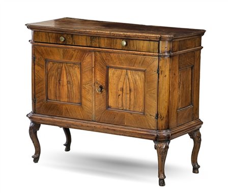 Credenza in noce con fronte lastronato a due sporteli e cassetto sottopiano, fi