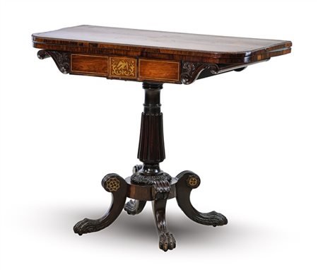 Tavolino da gioco in mogano, filettato e intarsiato in ottone, piano sagomato g