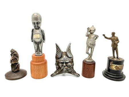 Lotto composto da quattro diversi "Car Mascot" in metallo cromato, altri metall