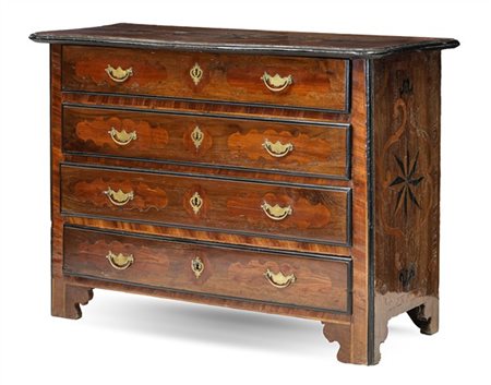 Cassettone in noce decorato da riserve mistilienee in legni vari. Profili ebani