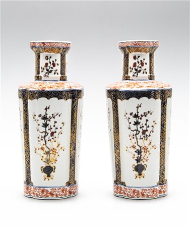 Coppia di vasi in porcellana Canton dipinta in policromia e dorature con ricco