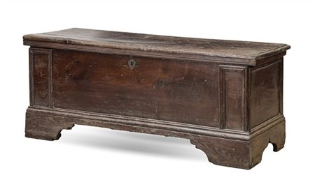 Cassapanca in castagno con fronte riquadrato e piedi a mensola. Secolo XVIII-XI