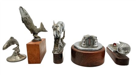 Lotto composto da cinque diversi "Car Mascot" in metallo cromato e altri metall