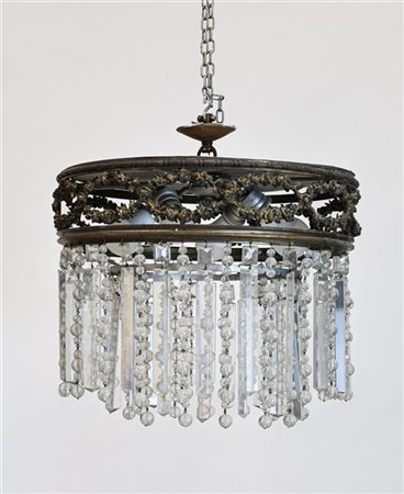 Plafoniera di forma circolare in metallo dorato con fascia a corolle di fiori e