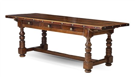 Tavolo in legni vari con piano rettangolare, tre cassetti nella fascia, gambe t