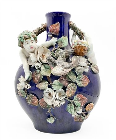 Vaso biansato in ceramica policroma con decorazione a rilievo a putti, volatili