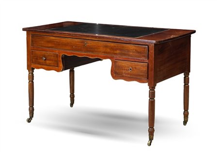 Scrivania con fronte a tre cassetti e gambe tornite su rotelle. Secolo XIX (cm
