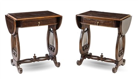 Coppia di tavolini ad alette in mogano filettato con cassetto nella fascia, gam