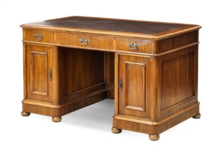 Scrivania da centro in noce con fronte a due sportelli celanti tiretti e tre ca