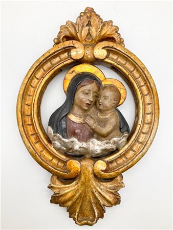 Rilievo in stucco dipinto raffigurante la Vergine col Bambino entro cornice in