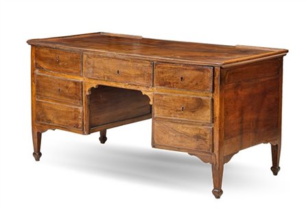 Scrivania da centro in noce con fronte a cinque cassetti e gambe rastremate. Fi