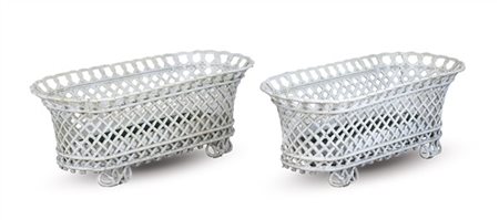 Coppia di fioriere in ghisa traforata e verniciata bianco di forma ovale (cm 88