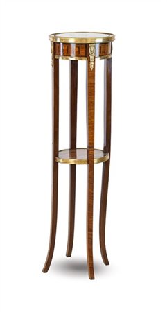 Alzata a due ripiani lastronata in legni vari, profili in bronzo dorato, fascia