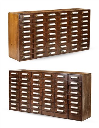 Coppia di mobili casellari con fronte a numerosissimi cassetti e maniglie in me