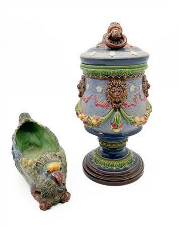 Lotto composto da un vaso con coperchio in ceramica policroma decorata a teste