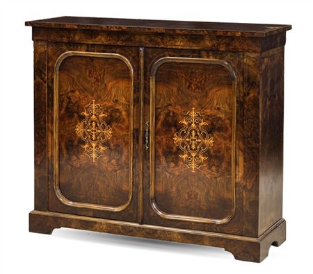 Credenza impiallacciata in radica e filettata in legni chiari, fronte a due ant