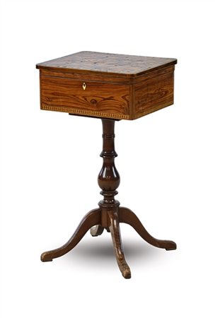 Tavolino da lavoro con piano intarsiato a marqueterie in legni di varie essenze