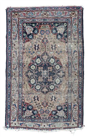 Tappeto Tabriz, Persia, secolo XX. Decoro con grande medaglione blu su fondo be