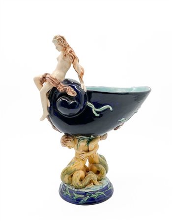 Centrotavola in ceramica policroma a forma di Nautilus con sostegno a tritoni b