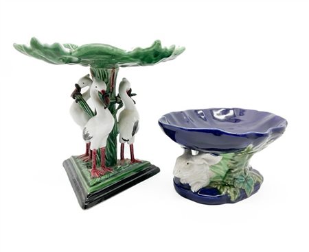 Lotto composto da due alzate in ceramica policroma, una con coppa a fiori e fog