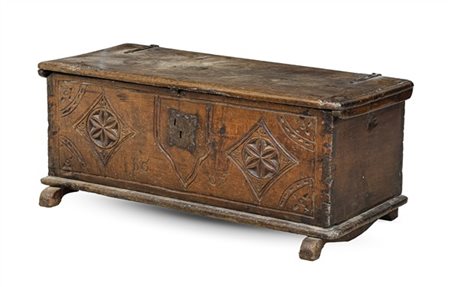 Cassapanca in castagno con fronte decorato da intagli a rosoni, motivi geometri