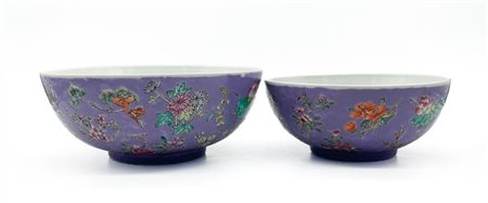 Lotto composto da due ciotole in porcellana Famiglia Rosa a fondo lavanda, deco