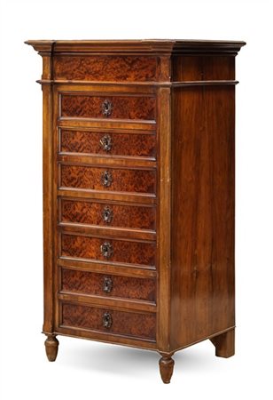 Settimanale in noce con fronte a sette cassetti radicati, piedi torniti. Fine s