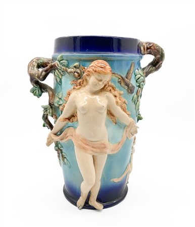 Vaso biansato in ceramica policroma con figure di Venere e amorini a rilievo e