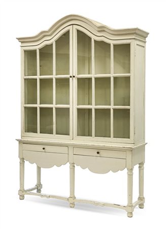 Vetrina a due corpi in legno laccato bianco, parte inferiore a due cassetti con