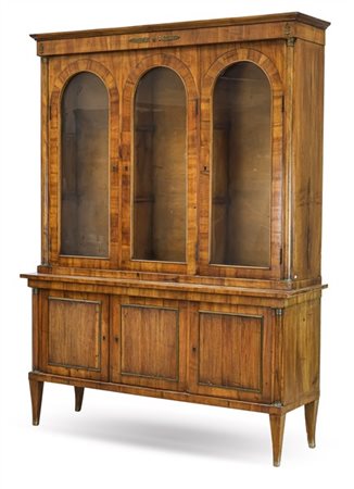 Mobile libreria a due corpi di gusto Impero in legni vari, parte inferiore a tr