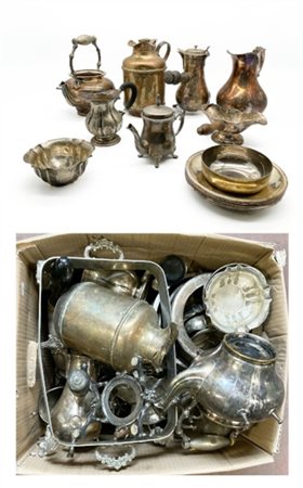 Lotto composto da numerosi oggetti in metallo e metallo argentato di forme, usi