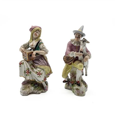Manifattura di Samson, secolo XIX. Coppia di figurette di suonatori ambulanti i