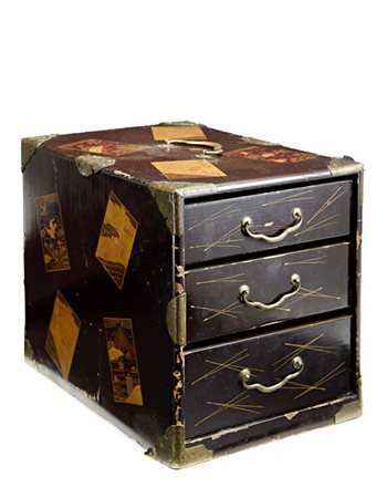 Cabinet laccato di forma rettangolare, che si apre su tre cassetti, decorato co