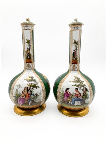 Manifattura del secolo XIX. Coppia di bottiglie con tappo in porcellana policro