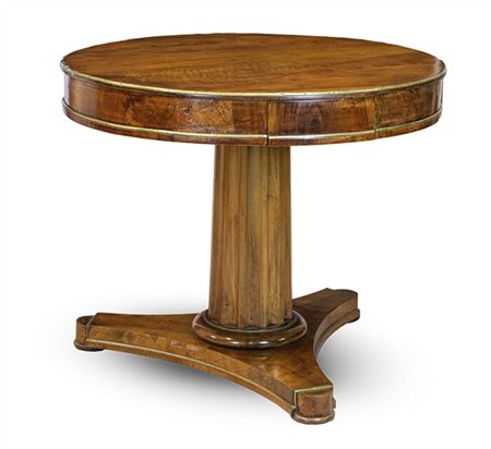 Tavolo da centro in noce con piano circolare e tre cassetti nella fascia, soste