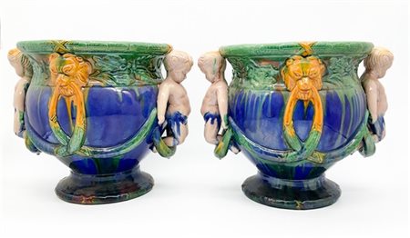 Coppia di cachepot in ceramica policroma a vaso con anse a figure di putto racc