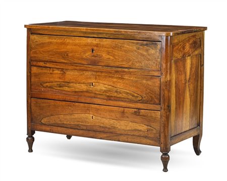 Cassettone in noce con fronte a tre cassetti, piedi anteriori torniti. Secolo X
