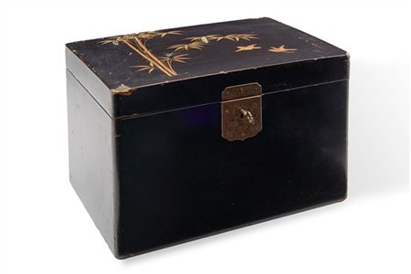 Scatola in legno laccato e dorato, decorata al fronte da canne di bambù e volat