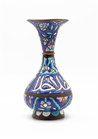 Vaso a bottiglia in rame con smalti policromi e iscrizioni. Siria, 1940 ca (h.
