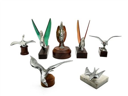 Lotto composto da sette diversi "Car Mascot" in metallo cromato e altri metalli