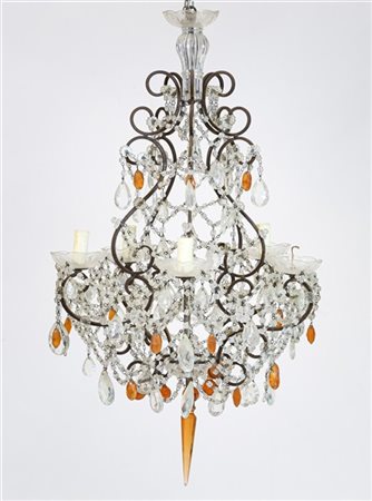 Lampadario a cinque luci con struttura a ferro battuto con volute contrapposte,